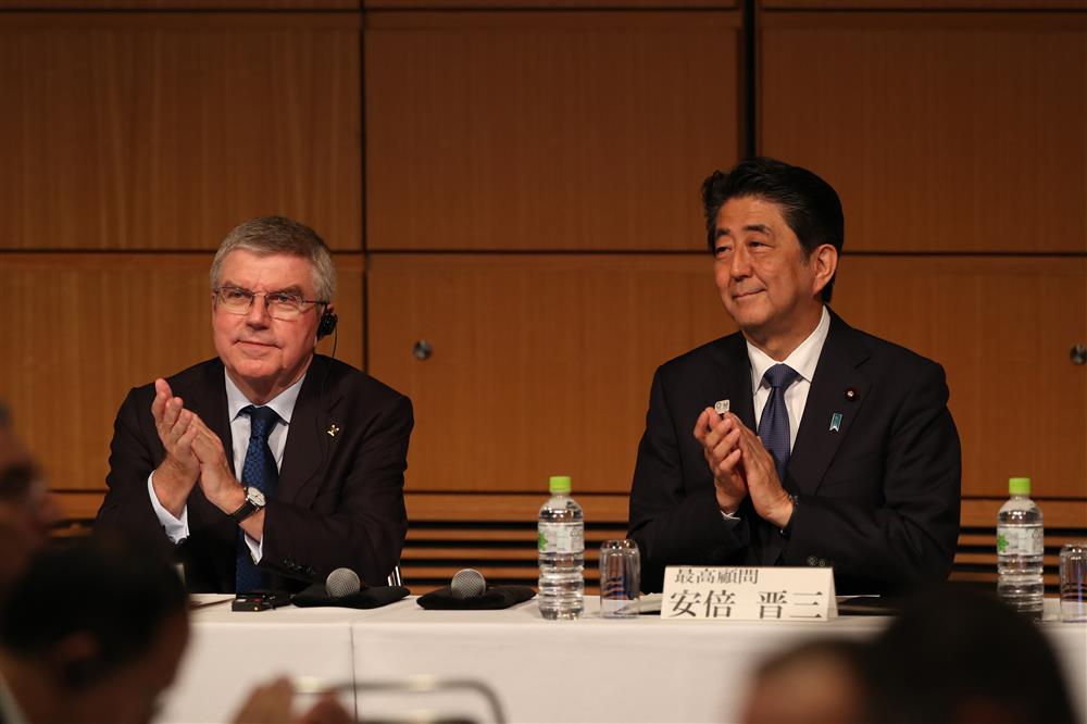 图说：国际奥委会主席巴赫（左）和日本首相安倍晋三。