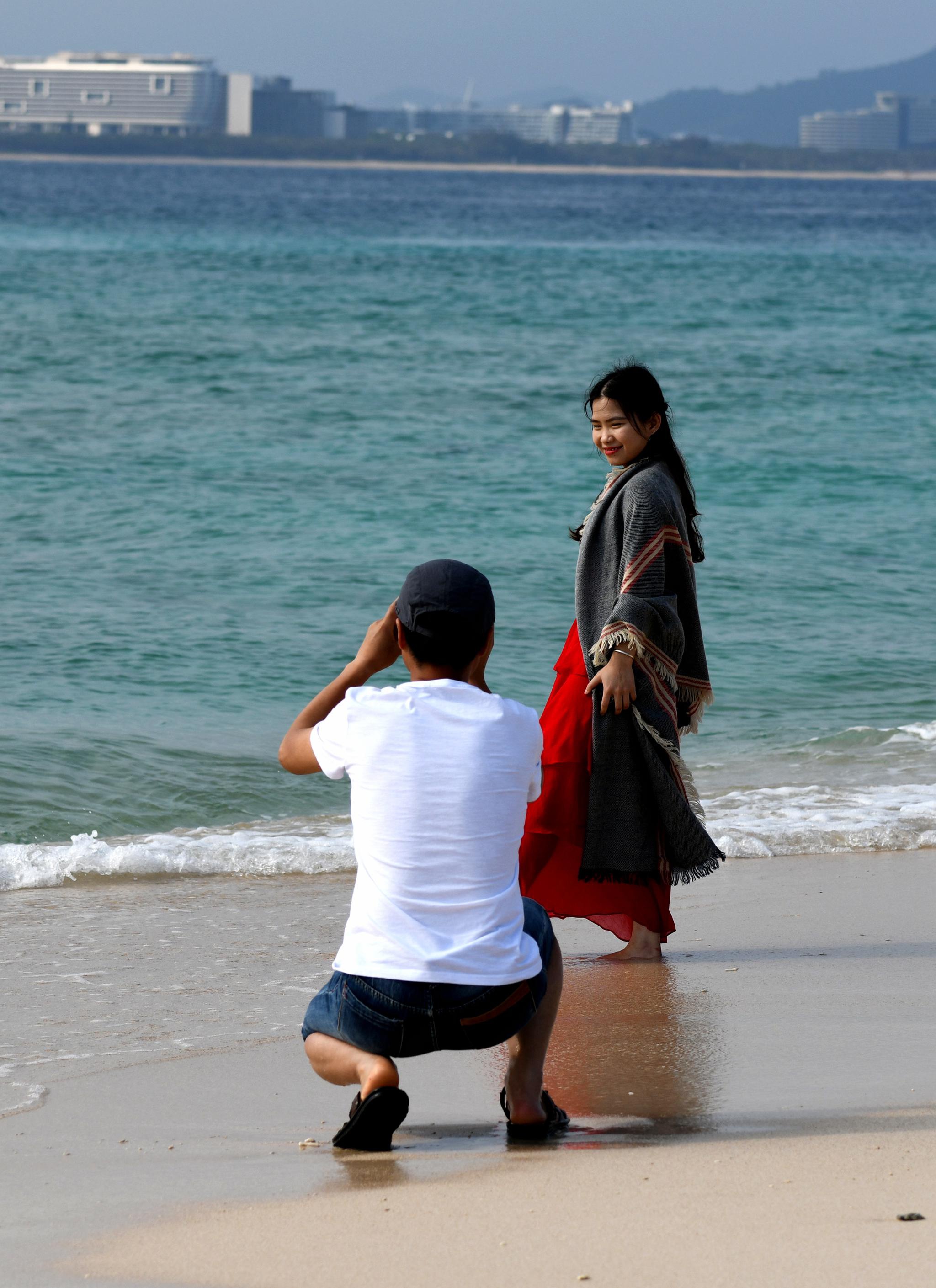 3月26日,游客在蜈支洲岛旅游区海边拍照.