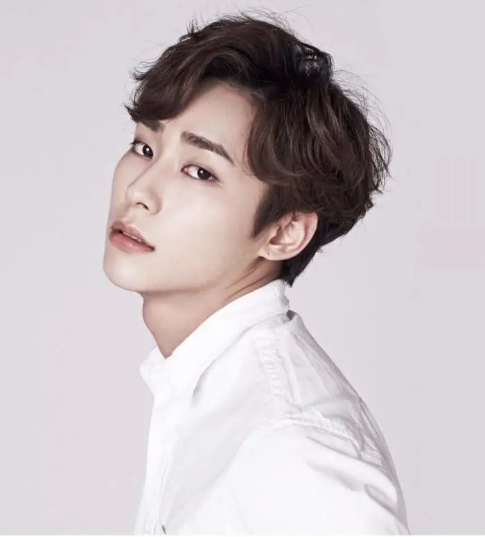 瓜!uniq周艺轩大半夜官宣恋情,粉丝站集体黑头像脱粉!路人:这又是谁?