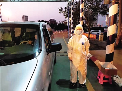 女医生一夜排查上千辆大货车嗓子发炎靠吃药缓解