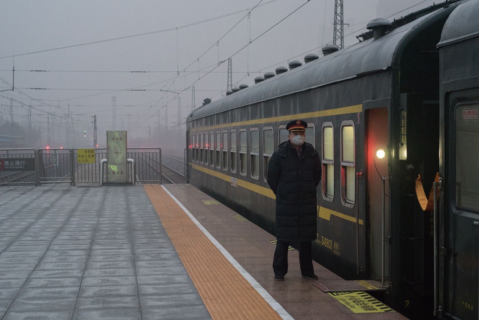 摄影师钱海峰疫情下的春运绿皮车