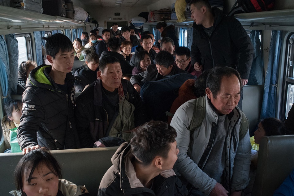 摄影师钱海峰疫情下的春运绿皮车