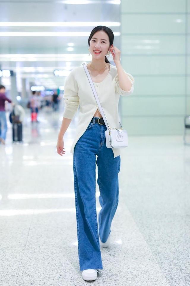 被周雨彤惊艳到了穿米白色上衣配一条直筒宽松牛仔裤清新洋气