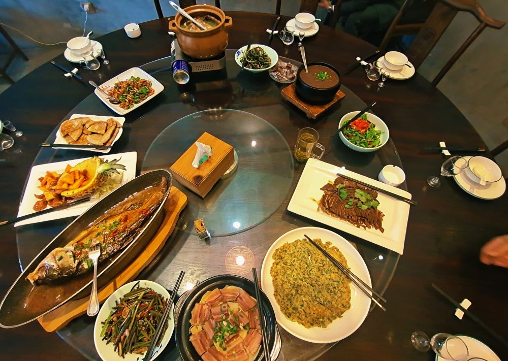 在"徽公馆"饭店内,一桌已经被全部摆上公筷,公勺的饭菜.