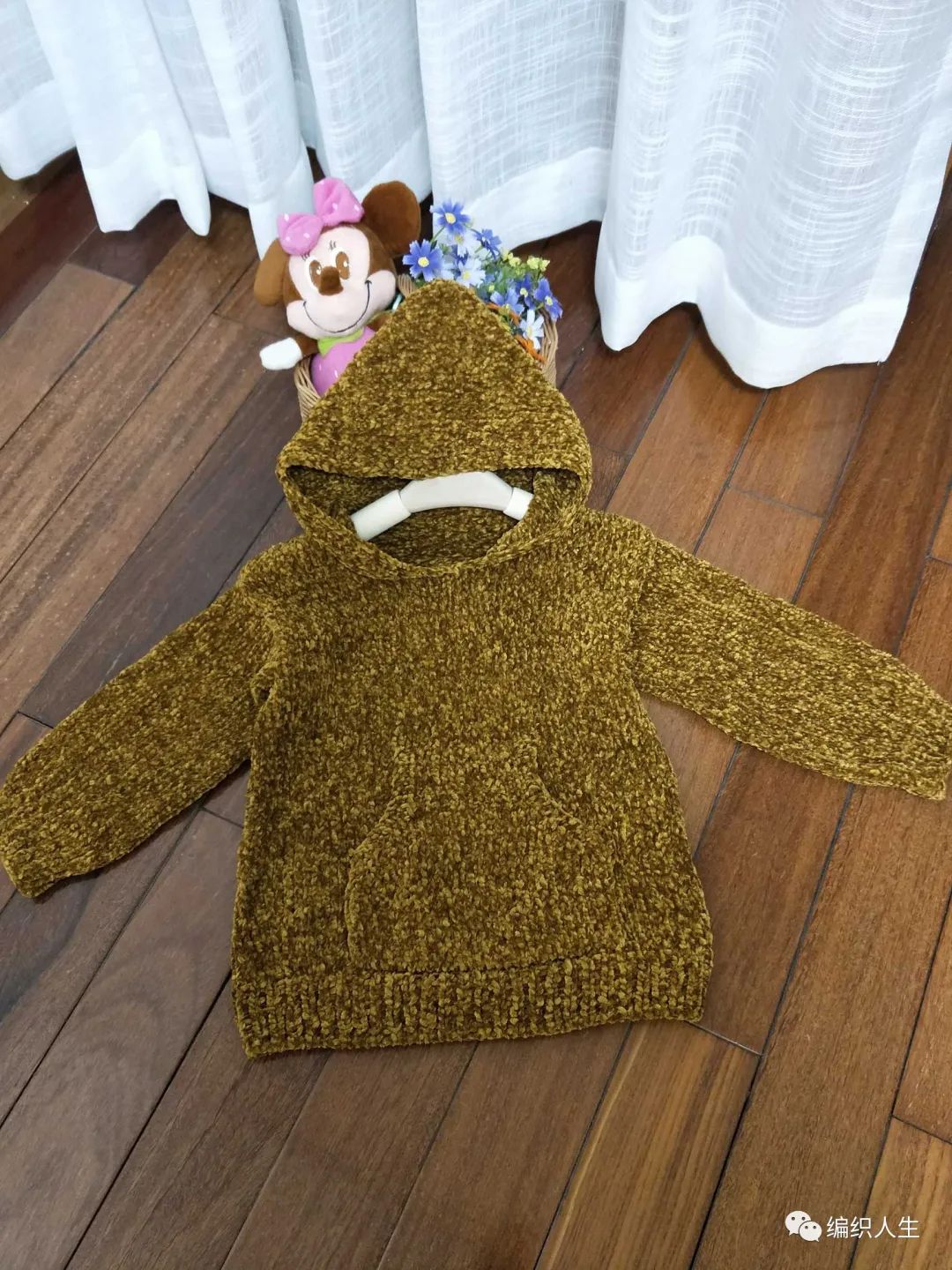 雪尼尔金丝绒儿童棒针连帽毛衣,有编织说明