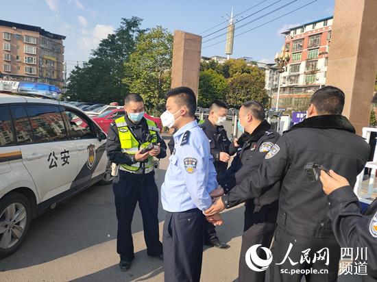 武胜假警察替朋友处理违章 被真警察拿下