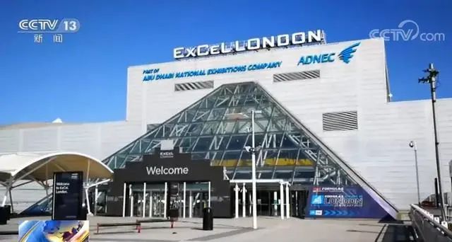 正在建设中的英国版“方舱医院”(央视截图)