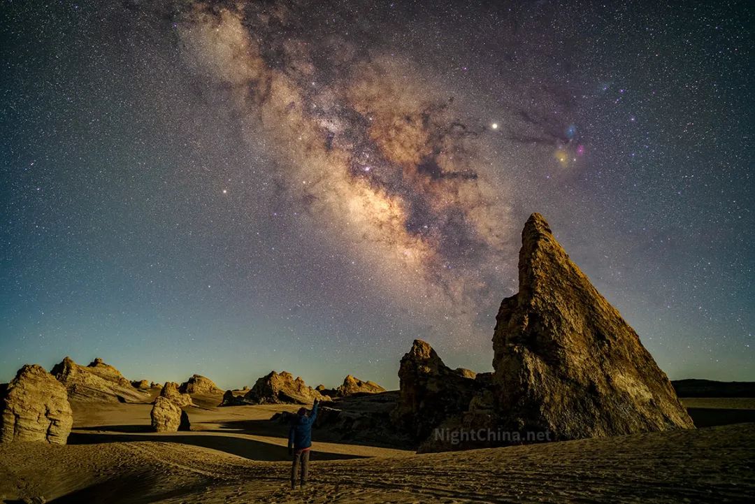 月夜之下,俄薄梁的星空依然璀璨明亮,雅丹地貌被月光照得层次交错