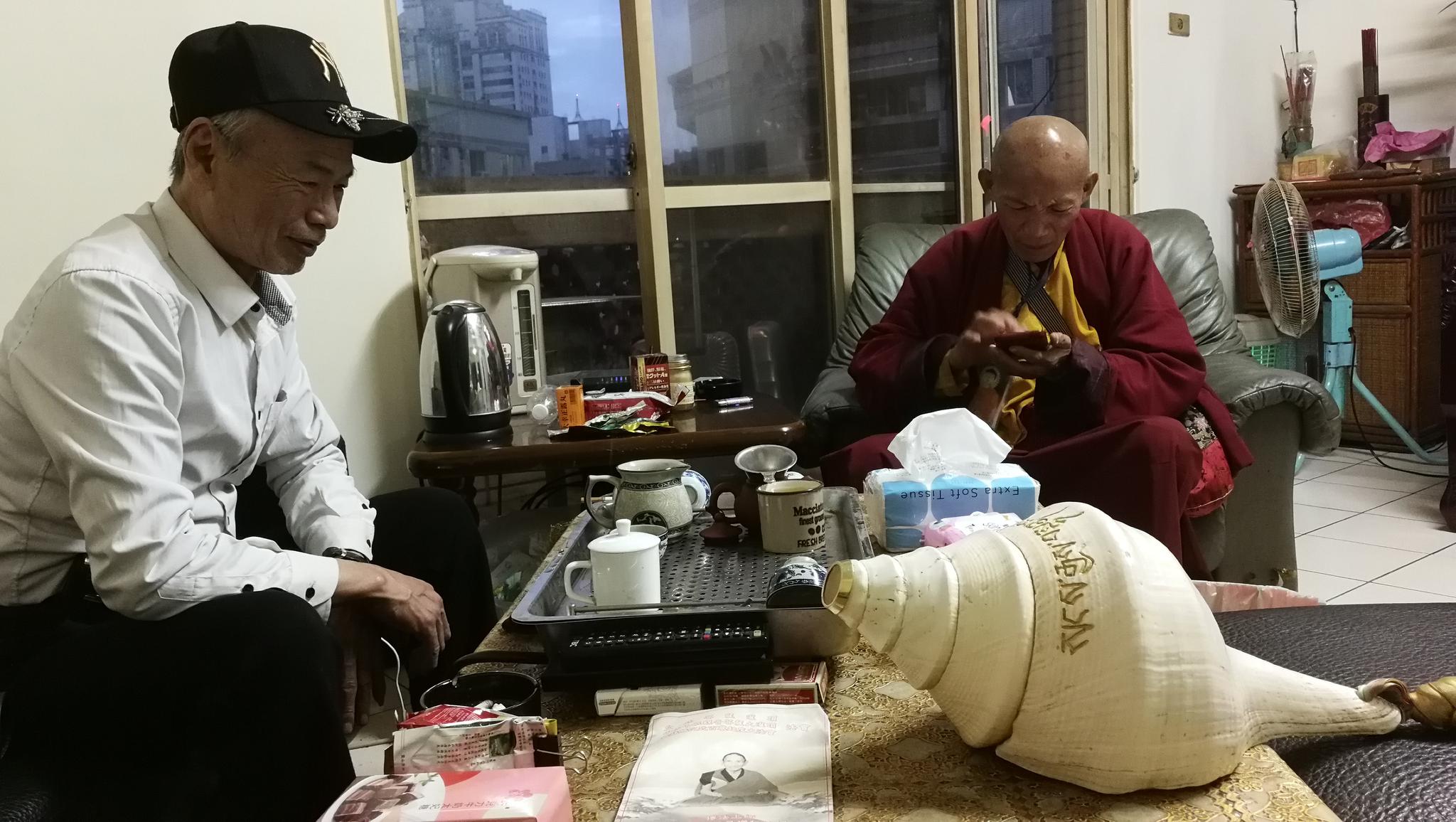 2020年1月25日下午，台中市西屯区，老茶司和高峰法师在喝茶。