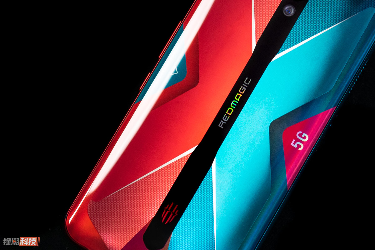 红魔5g赛博霓红图赏:红蓝碰撞的电竞魅力