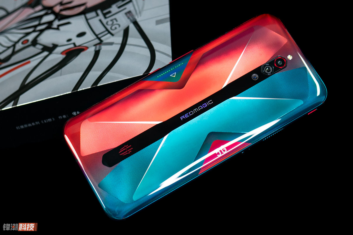 红魔5g赛博霓红图赏:红蓝碰撞的电竞魅力