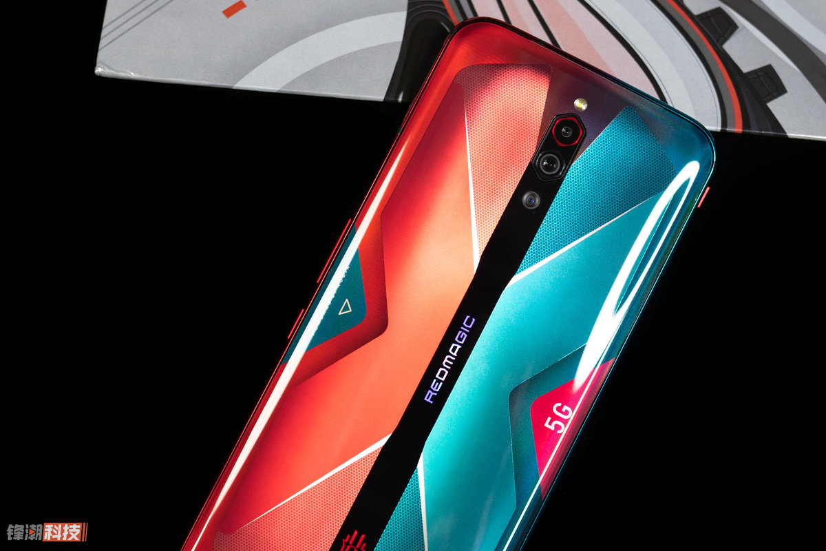 红魔5g赛博霓红图赏:红蓝碰撞的电竞魅力