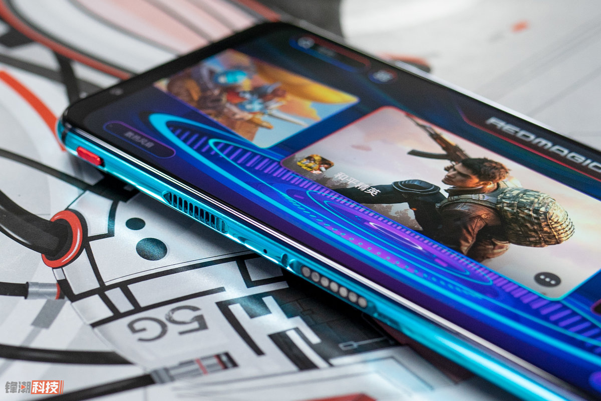 红魔5g赛博霓红图赏:红蓝碰撞的电竞魅力