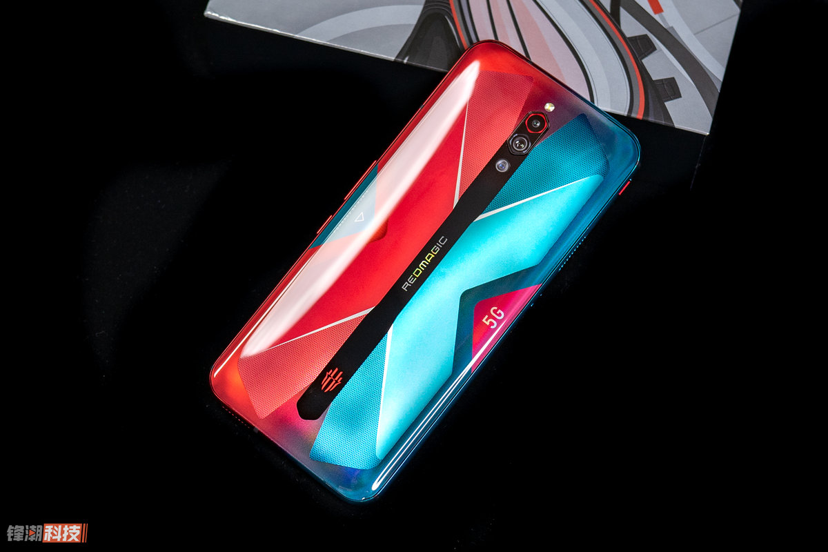 红魔5g赛博霓红图赏:红蓝碰撞的电竞魅力锋潮科技 2020-03-27 08:00