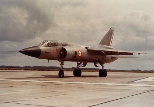 幻影f2原型机幻影f1相比于f2进行了缩小设计,并重新设计了机翼和机身