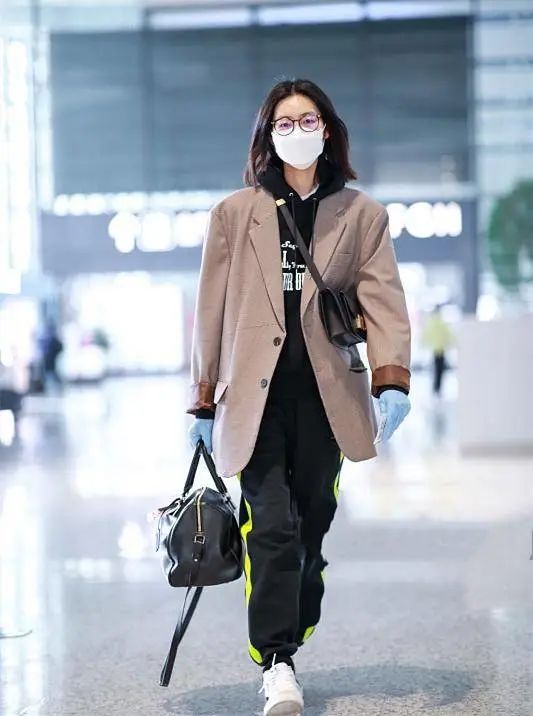 刘雯又把机场当t台,男友风西装搭运动裤慵懒随性,超模气质绝佳