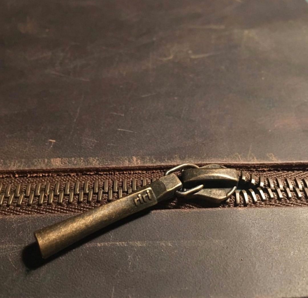 奢侈箱包上,在 lampo,raccagni 一众以高品质出名的拉链品牌中,算是