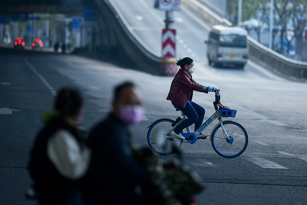 图集春日武汉街头车辆行人渐多城市秩序即将恢复