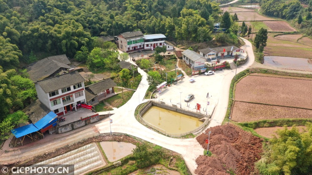 四川广安:首个用上太阳能光伏路灯的贫困村|路灯|中合|悦来镇_新浪