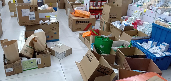 重症药房里摆放着成箱的药品.