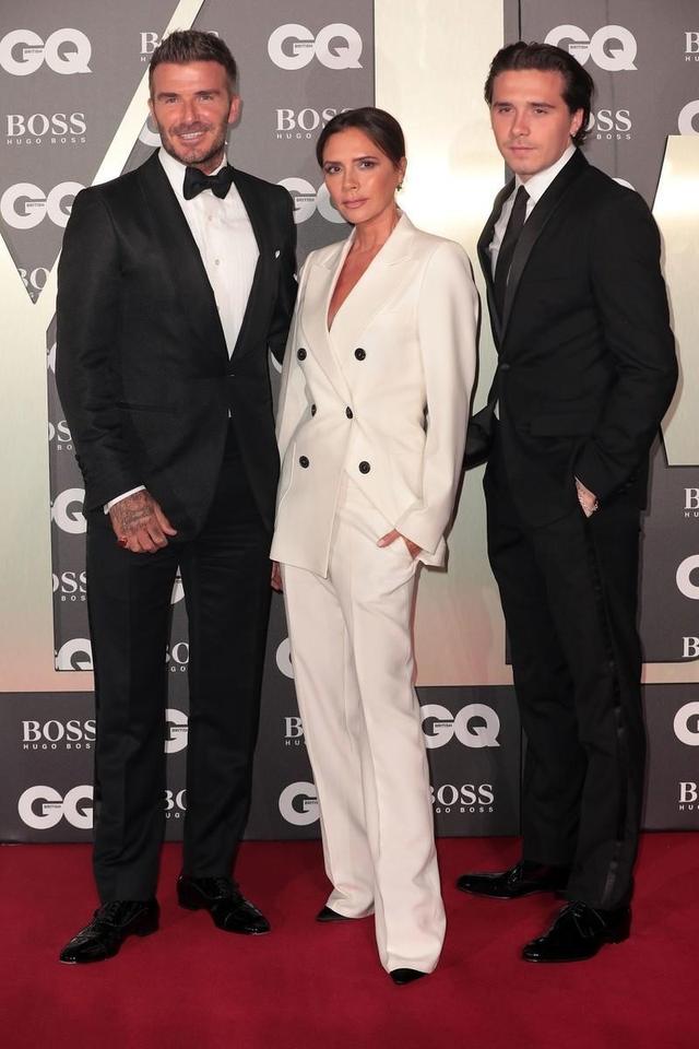 维多利亚贝克汉姆气场全开白色西服套装干练时髦魅力十足