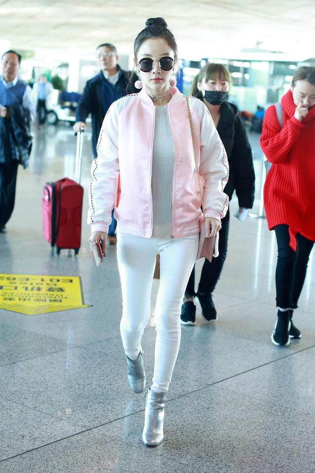 李小璐春风满面,穿粉色外套配白色紧身裤走机场,减龄10岁太简单