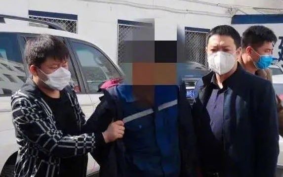 其中一名犯罪嫌疑人被警方控制，警方供图