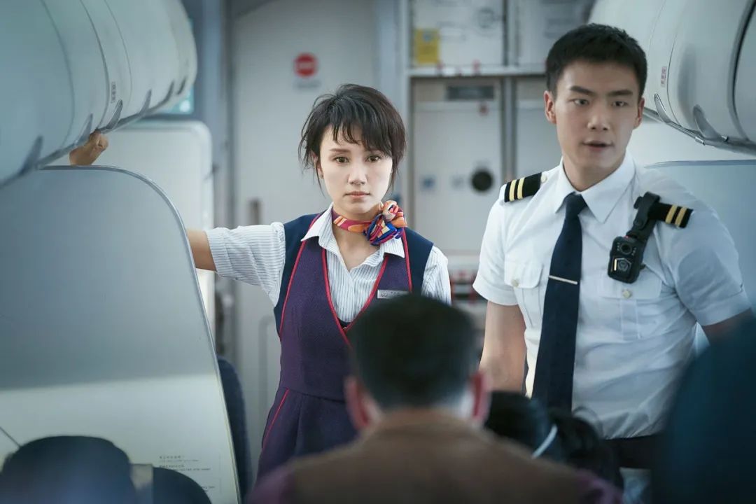 电影《中国机长》剧照 袁泉饰演乘务长毕男   说国产影视里没有职业
