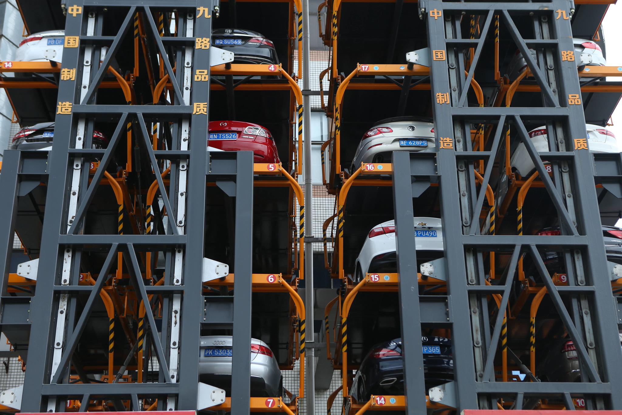 上海市闵行区的垂直循环立体车库.ic photo