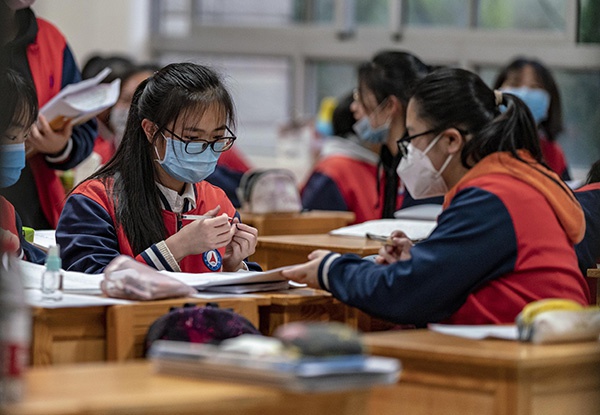 3月23日，昆明市第一中学高三年级学生在教室里准备上课。 新华社记者 江文耀 摄