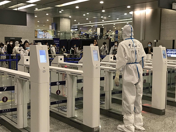 留学生致信浦东机场防疫人员字和画都很丑但这是我的心意