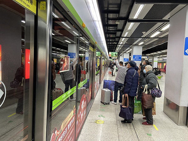 武汉重启|地铁"复跑":上车前后扫两次码,车厢配安全员