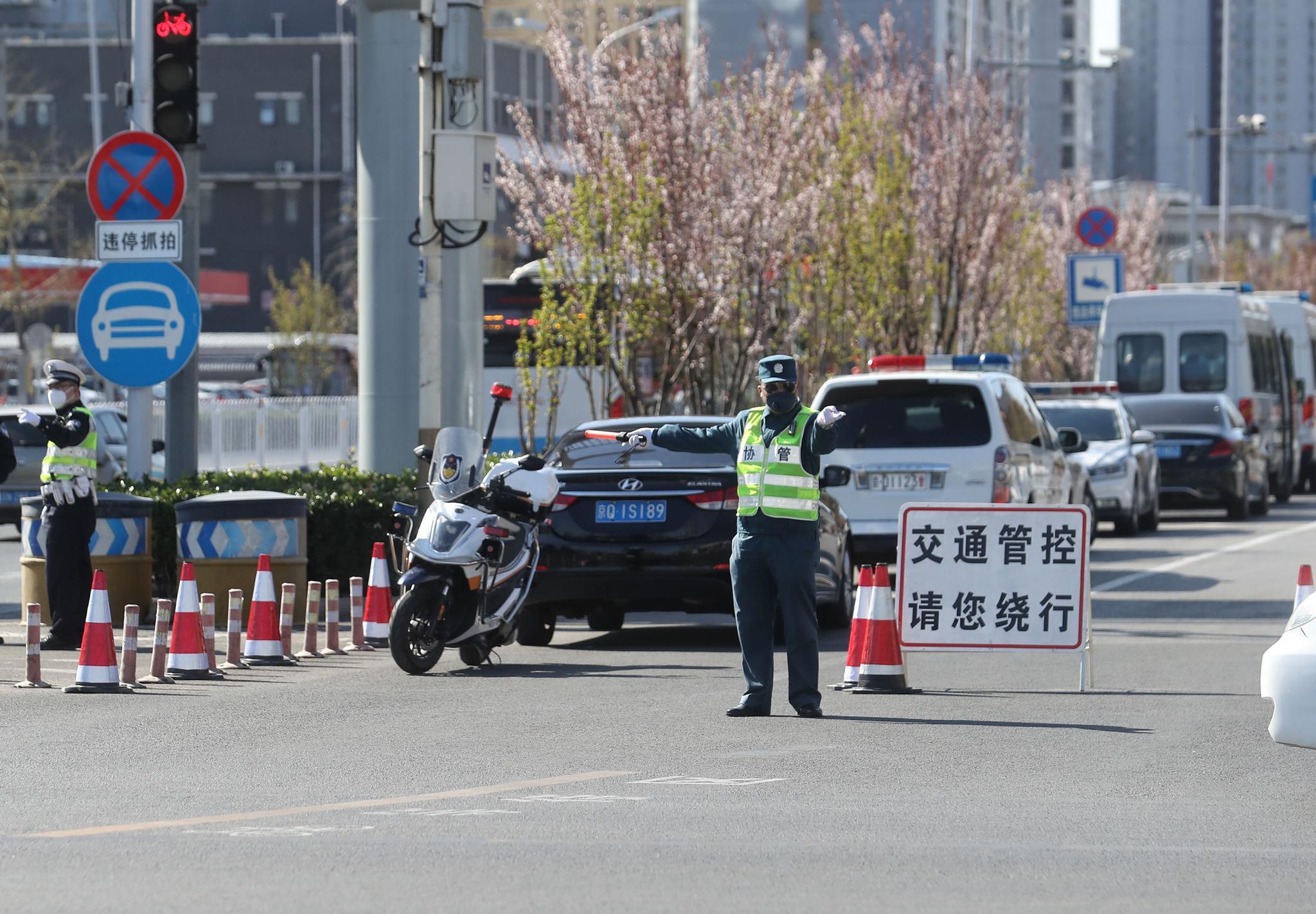  今天上午，八宝山地区部分道路采取了交通管制措施。新京报记者 王贵彬 摄