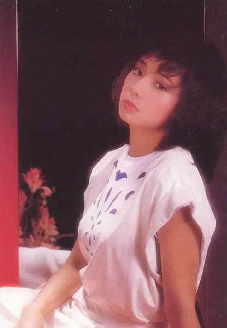 17岁拒绝张国荣求婚,成为周星驰御用女演员,如今60岁的她活成这样