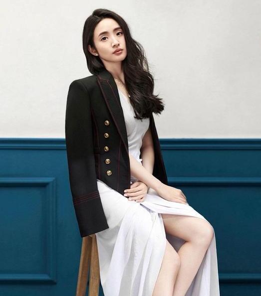 林依晨现身活动抹胸长裙淡雅端庄