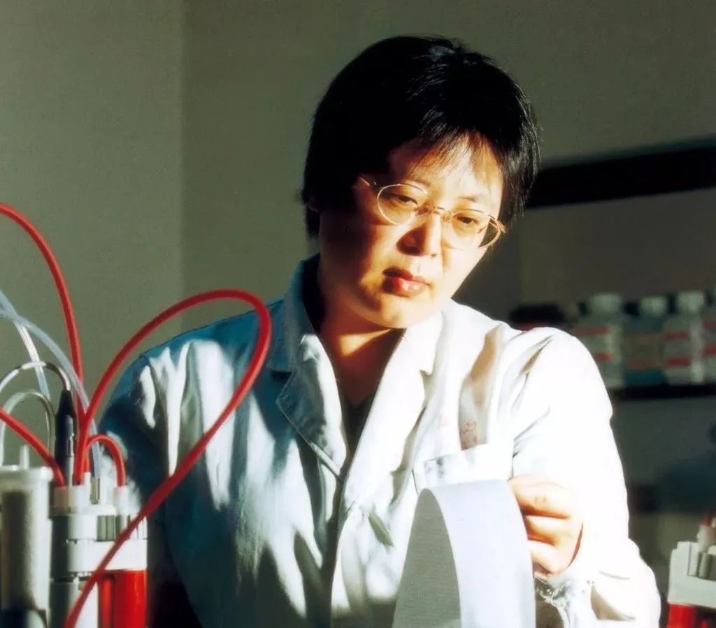 7.8亿热搜!这位54岁女将军,竟是《战狼2》原型!