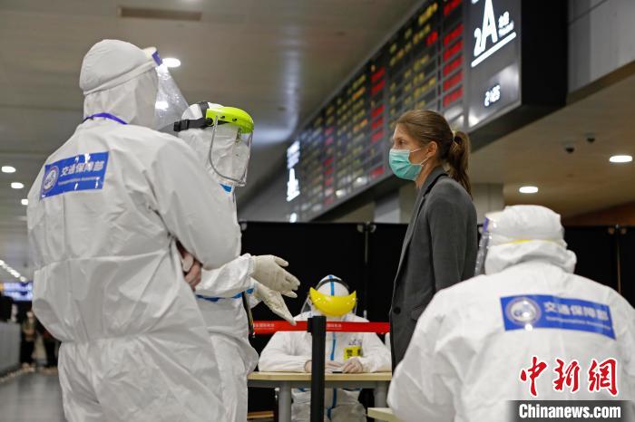 探访暂时停止持有效中国签证居留许可外国人入境前的上海浦东机场
