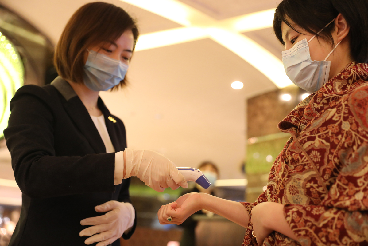 测量体温."36.4摄氏度!