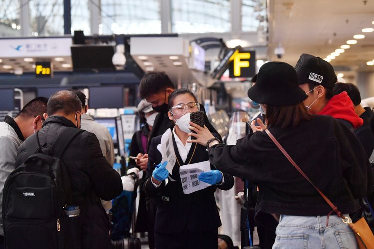 工作人员提醒旅客提前完成扫码填写健康申报，并截图保存。