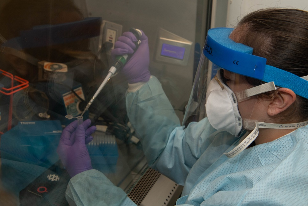 3月19日，美军医护人员在“罗斯福”号航母搭建了临时的医学实验室，用于对新冠病毒样本的检测。