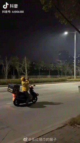 我们的外卖小哥,三头六臂!无所不能!