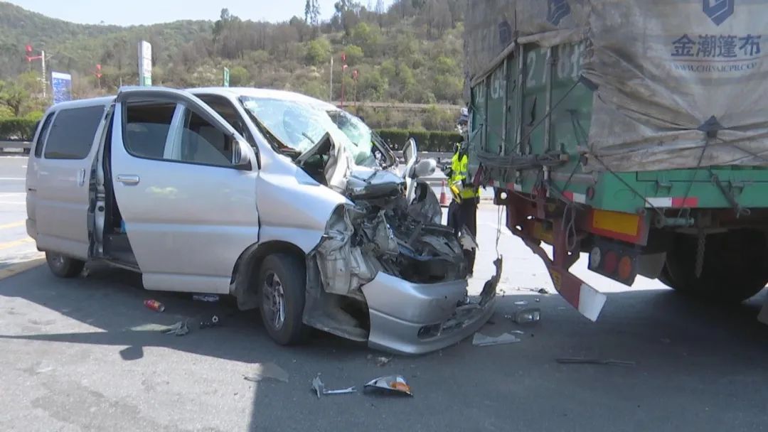 楚雄服务区一小客车猛烈撞上大货车,车头严重损毁