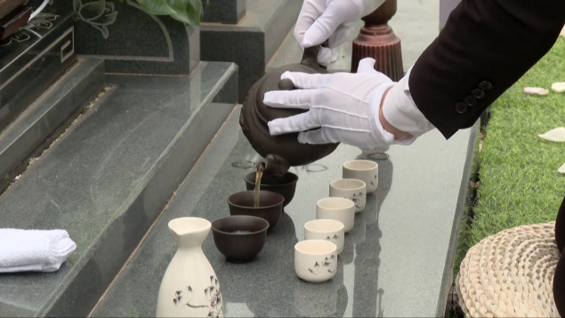 在青龙岗长安墓园,像这样的代客祭扫分为了380元,680元和980元三种