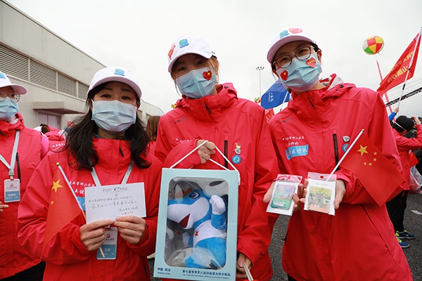  B3病区护士长王健，护士刘纹汶、齐卿杉展示喻爹爹送来的礼物 