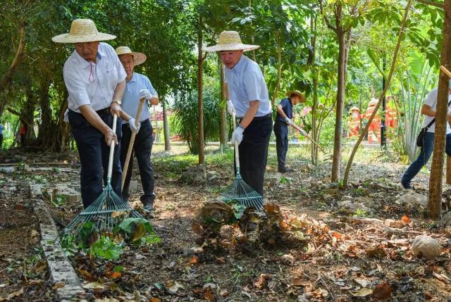 丁晖与龙华区党员干部群众一起劳动