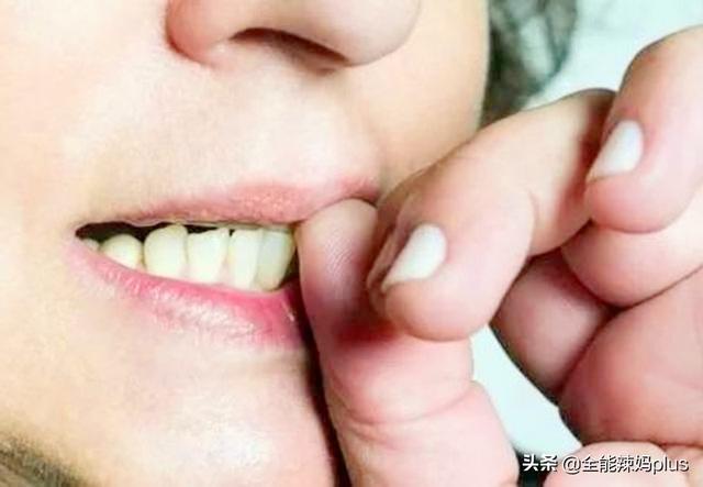 从小爱啃手指的孩子,长大难逃这3种结局,你家孩子中了吗?