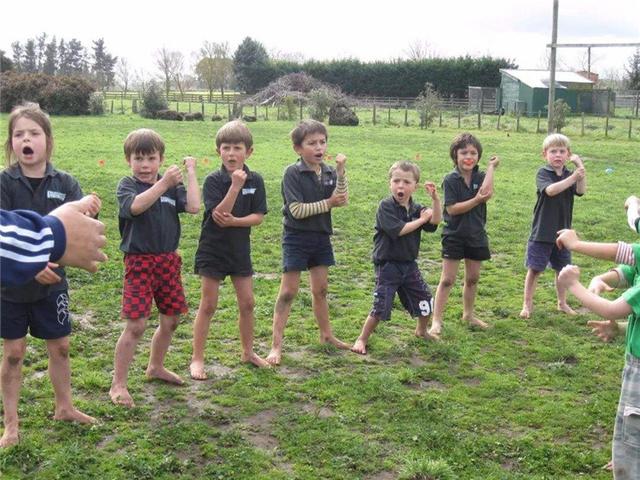 泰国父亲为防儿子出门,剪"防疫发型"!小朋友你是否有很多问号