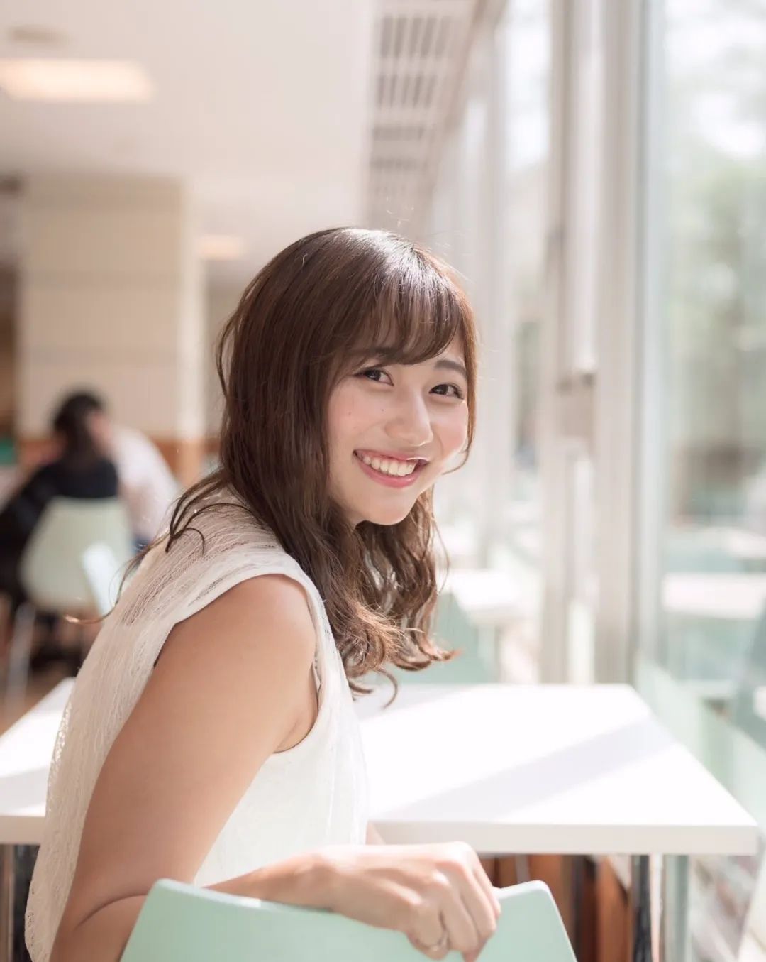 而小姐姐的长相也是很典型的日式温柔代表.