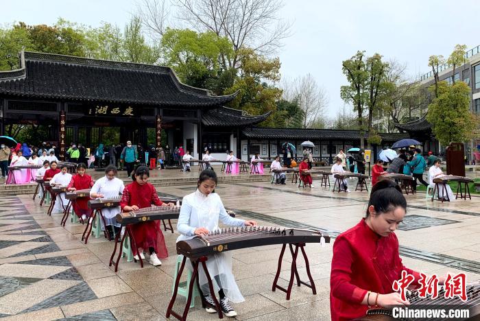 古筝传习者在瘦西湖西大门口弹奏经典曲目迎宾. 崔佳明 摄