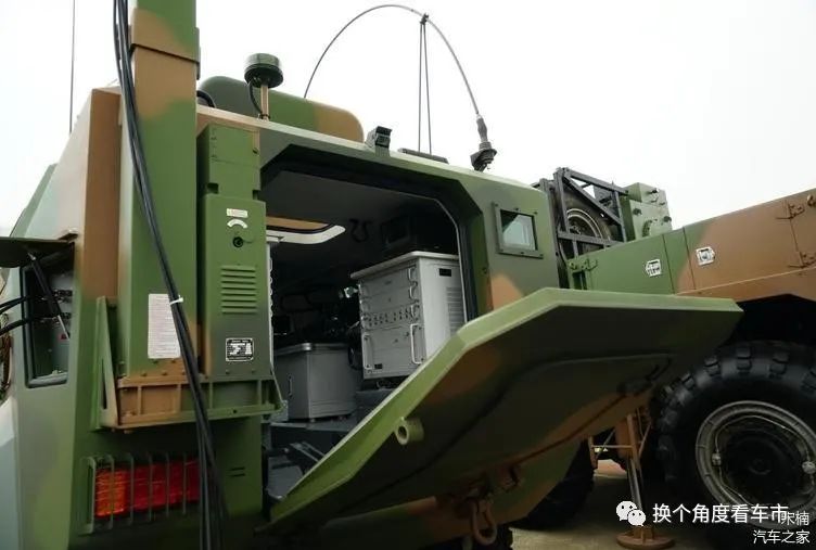 宋楠解读东风猛士甲型战术指挥通信车